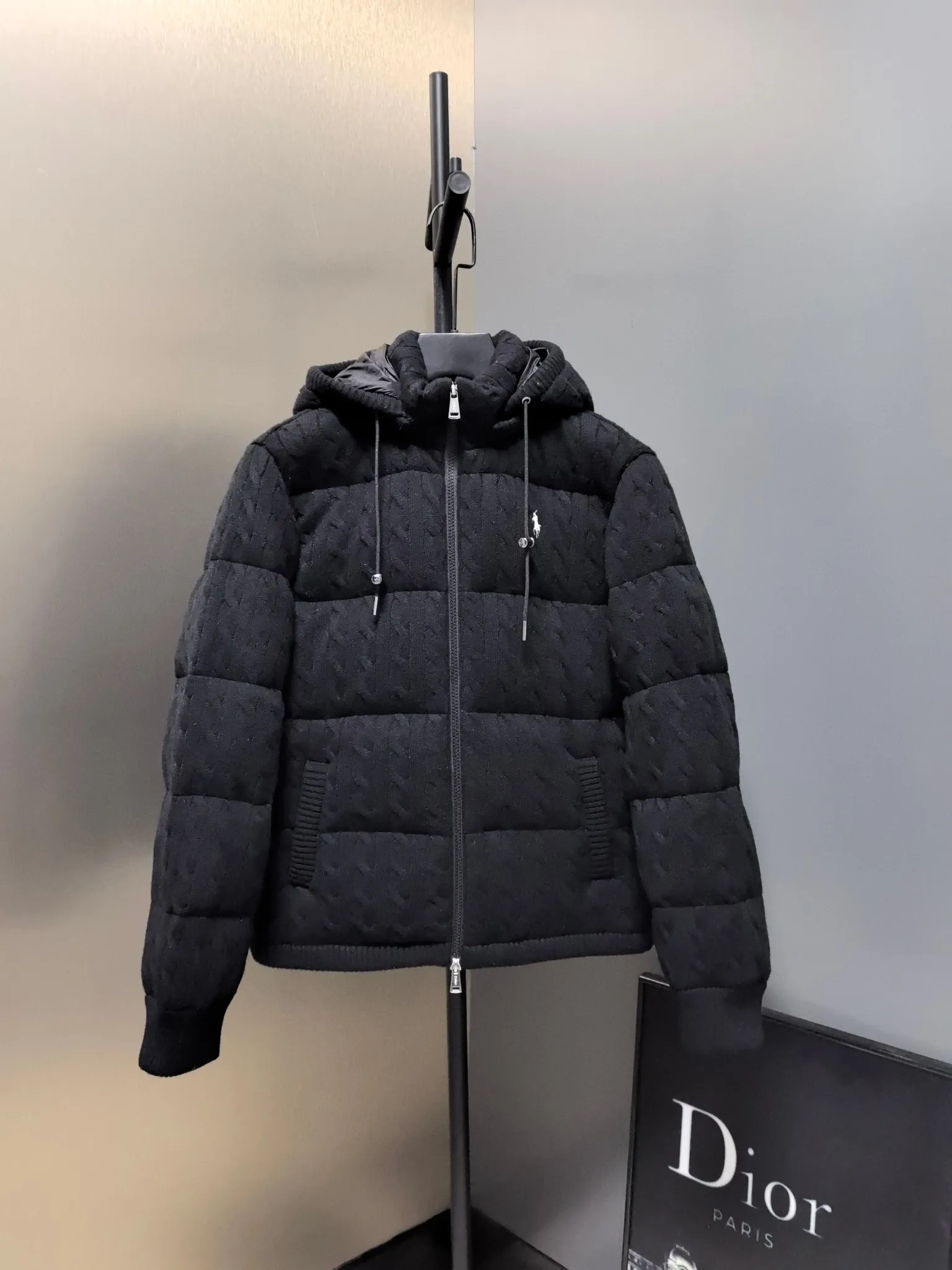 P980 Women's model The warmth of winter is within reach. 🧵 Combining classic cable knitting with warm down, Polo Ralph Lauren’s texture choice. ·: Warm winter colors, the answer to classic and style. ❄️ · Needless to say, the texture speaks for itself. Polo Ralph Lauren cable down jacket defines winter style. Color Black Khaki Size s m L xL